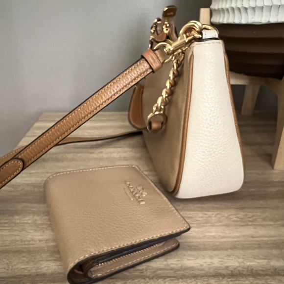 Coach - Picture 8 of 8